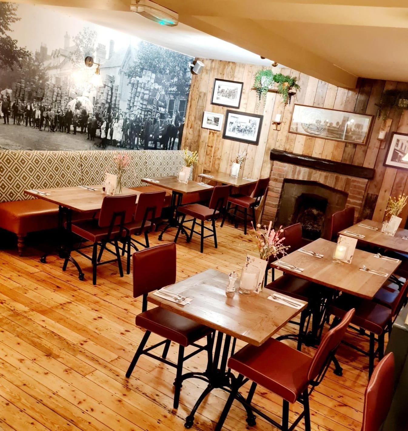 Отель The Royal Oak Ившем Экстерьер фото