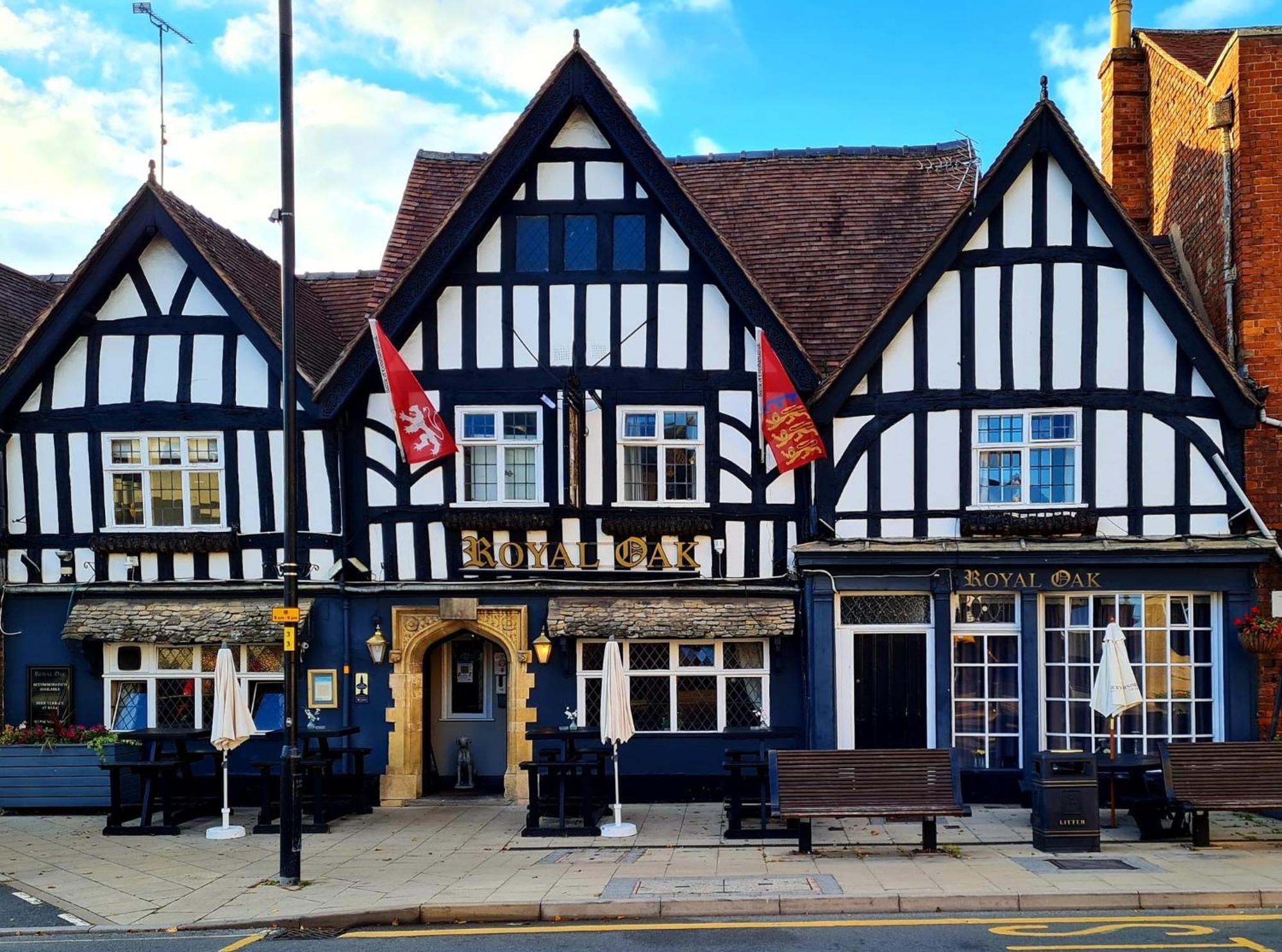 Отель The Royal Oak Ившем Экстерьер фото