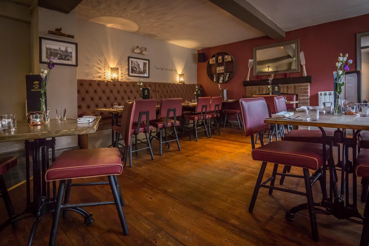 Отель The Royal Oak Ившем Экстерьер фото